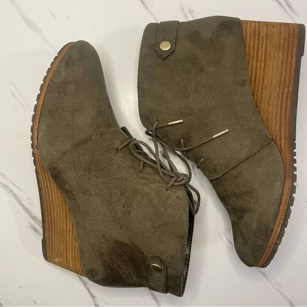 Dr. Scholl's Olive Suede Wedge Ankle Boots Memory Foam Faux Suede 10 Wide Width